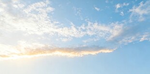 晴朗蓝天飘着轻柔云彩