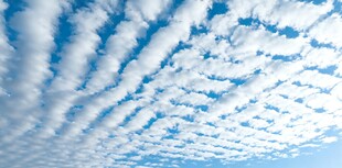 蓝天白云交织的美丽天空