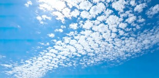 蓝天之上的梦幻云朵