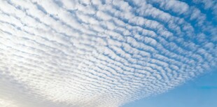 天空中的层叠云彩