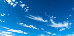 蔚蓝天空中的飘逸白云
