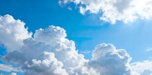 晴朗蓝天中的蓬松云朵