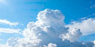 蓝天中的蓬松大朵白云