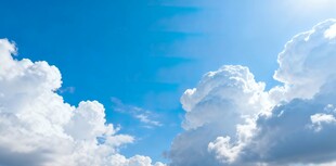 晴朗蓝天与蓬松白云