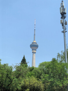 蓝天下的中央电视塔