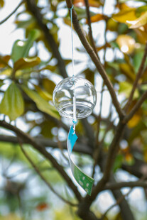 风铃挂于枝叶间