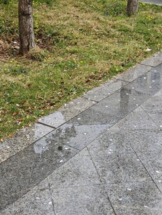 雨后湿润的砖石路面