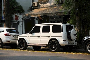 街头停放的白色复古越野车