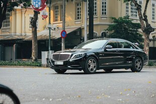 街道上的黑色豪华SUV