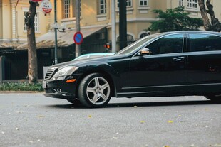 黑色豪华轿车停于城市街道