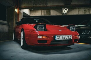 红色酷炫跑车车库内展示