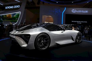 炫酷银色超跑亮相车展