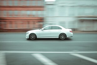 白色轿车行驶在路上