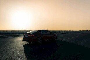 夕阳下公路上的孤独汽车