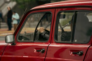 复古红色轿车近景特写