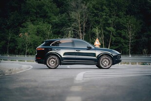 公路上的酷炫黑色SUV
