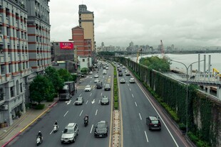 城市道路车流风景画