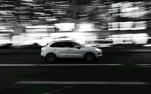 夜晚街头行驶的白色汽车