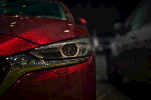 红色汽车精致前大灯特写