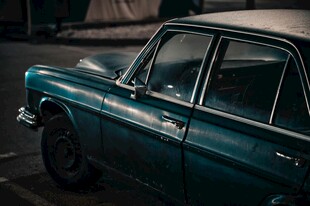 复古墨绿色轿车特写