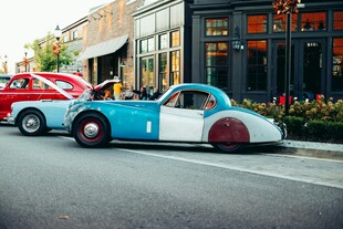 复古蓝白汽车停于街道旁