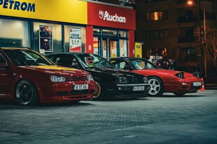 夜晚街边停放的多彩汽车