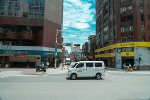 城市街道上的白色小面包车
