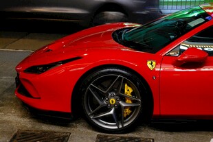 红色法拉利跑车特写
