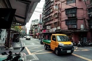 城市街巷中的黄色面包车