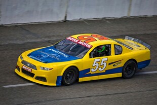 黄色赛车赛道飞驰