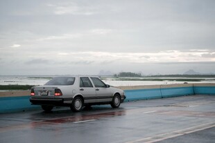 海边停车场的银色轿车