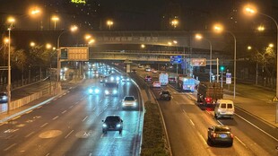 城市夜晚繁忙的高架桥路段