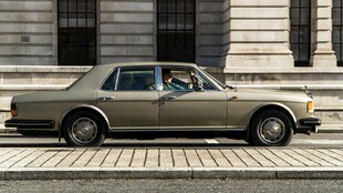 复古轿车停靠于砖石路旁