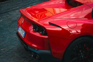 红色炫酷跑车尾部特写