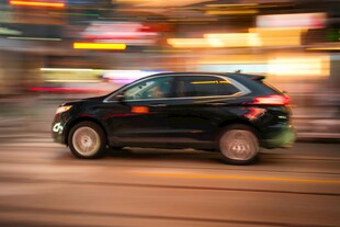 夜色中疾驰的黑色SUV