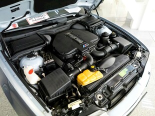 汽车发动机舱细节展示