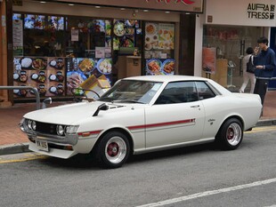 复古白色轿车停于街道