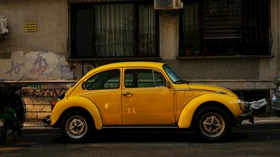 复古黄色甲壳虫汽车