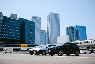 城市停车场中的多辆汽车