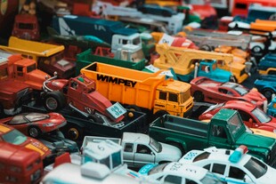 多彩玩具车齐聚展示