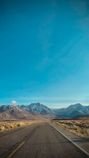 旷野公路远山蓝天相伴