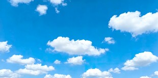 晴朗蓝天与朵朵白云