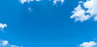 晴朗蓝天飘着几朵白云