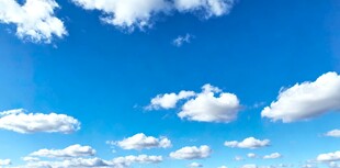 晴朗蓝天飘着朵朵白云