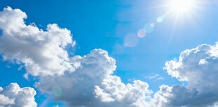 晴朗蓝天与蓬松白云