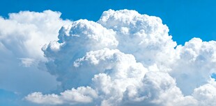 蓝天白云下的蓬松云朵