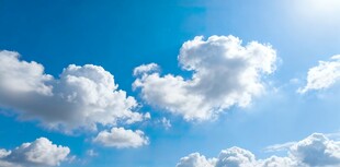 晴朗蓝天中的蓬松白云