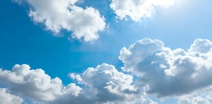 晴朗蓝天中的蓬松白云