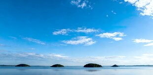 碧海蓝天中的海上礁石