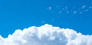 蓝天之上的蓬松白云